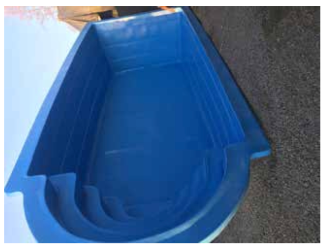 Piscina en Fibra de Vidrio - Medidas 5.30 x 3.10 mts. - Profundidad 1.10 a 1.60 mts.